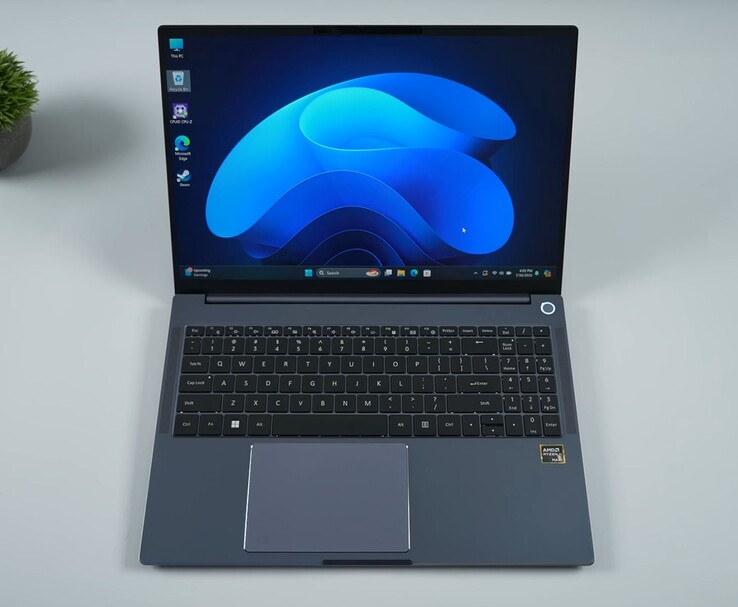 Portátil AIM Max+ con teclado de tamaño completo, trackpad de gran tamaño y la marca AMD Ryzen AI Max+, que ejecuta Windows 11. (Fuente de la imagen: ETA PRIME en YouTube)