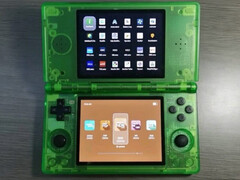 Un supuesto vistazo a la Anbernic RG DS en un acabado verde translúcido. (Fuente de la imagen: vía Retro Handhelds)