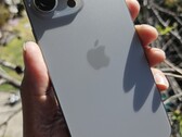 ¿Demasiado caliente para manejarlo? El iPhone 15 Pro Max. (Fuente: Notebookcheck)