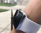 Debido al apretado diseño interno del Apple Watch, las baterías hinchadas pueden hacer saltar la pantalla y dejar al descubierto los bordes afilados (Imagen: Shawn Miller)