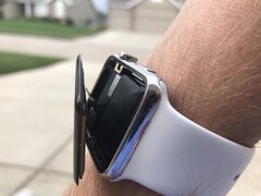 Debido al apretado diseño interno del Apple Watch, las baterías hinchadas pueden hacer saltar la pantalla y dejar al descubierto los bordes afilados (Imagen: Shawn Miller)