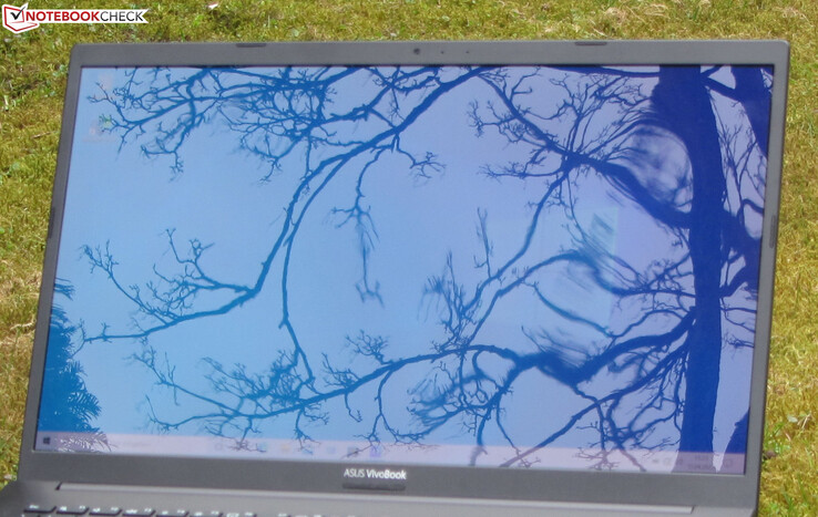 El VivoBook al aire libre.