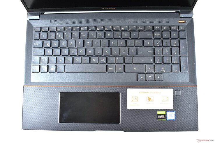Área de teclado Asus ProArt StudioBook Pro X W730G5T