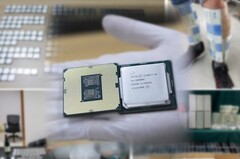 El Intel Core i9-10900K tiene una gran demanda. (Fuente de la imagen: HKEPC/Hong Kong Customs - editado)