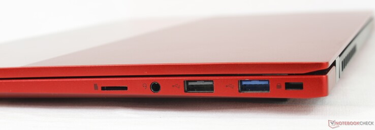 A la derecha: Lector MicroSD, auriculares de 3,5 mm, USB-A 2.0, USB-A 3.0, bloqueo Kensington