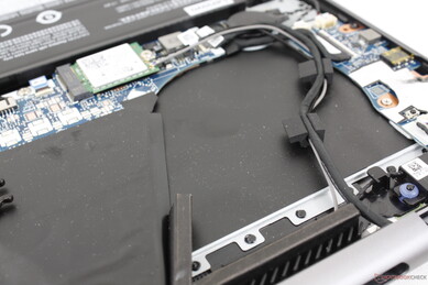 Espacio vacío para ventilador y tubos de calor adicionales si se configura con la GPU Intel Arc