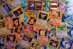 Para comprar las cartas coleccionables de Pokémon, ni siquiera hay que entrar en la tienda, ya que hay una máquina expendedora integrada en la fachada (Imagen: Thimo Pedersen)