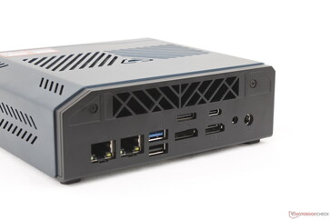 Parte trasera: 2 puertos RJ-45 (2,5 Gbps), USB-A 3.2 Gen. 2, USB-A 2.0, OcuLink, DisplayPort 1.4, USB-C 4.0 con DisplayPort 2.1, HDMI 2.1, toma de auriculares de 3,5 mm, adaptador de CA