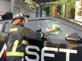 La primera grieta en la ventana del Tesla Cybertruck se formó después de 3 golpes leves a moderados con el hacha de emergencia. (Fuente de la imagen: @OwenSparks_)