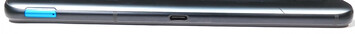 Izquierda: ranura SIM, puerto USB-C