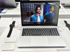 El Tecno Megabook S16 pesa 2,9 libras, lo que es bastante ligero para un portátil de 16 pulgadas (Fuente de la imagen: Alexander Fagot, Notebookcheck)
