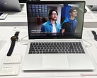 El Tecno Megabook S16 pesa 2,9 libras, lo que es bastante ligero para un portátil de 16 pulgadas (Fuente de la imagen: Alexander Fagot, Notebookcheck)