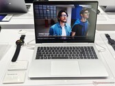 El Tecno Megabook S16 pesa 2,9 libras, lo que es bastante ligero para un portátil de 16 pulgadas (Fuente de la imagen: Alexander Fagot, Notebookcheck)