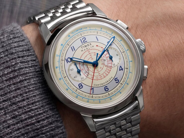 Cronógrafo Timex Marlin Neo Classic con esfera color crema, agujas azules y brazalete de acero inoxidable, lucido en una muñeca.