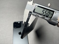 Supuesta unidad ficticia de Galaxy S26 Edge medida con un calibre digital. (Fuente de la imagen: OnLeaks en X)