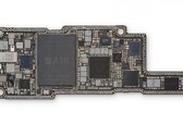Una placa del 14 Pro Max. (Fuente: iFixit)