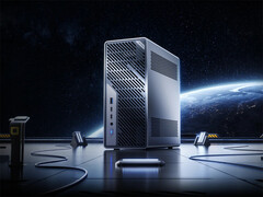 El Minisforum MS-02 Ultra pesa alrededor de 3,45 kg antes de incluir una tarjeta gráfica de sobremesa. (Fuente de la imagen: Minisforum)