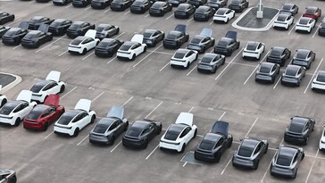Hay un montón de acabados interiores blancos del nuevo Modelo Y almacenados en Giga Texas