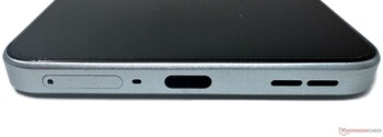 Parte inferior: Ranura para tarjeta SIM, Micrófono, USB 2.0 Tipo-C, Altavoz