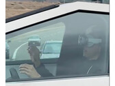 El conductor del Tesla Cybertruck lo arriesga todo con Apple Vision Pro al volante (Imagen: @blakestonks / X)