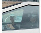 El conductor del Tesla Cybertruck lo arriesga todo con Apple Vision Pro al volante (Imagen: @blakestonks / X)