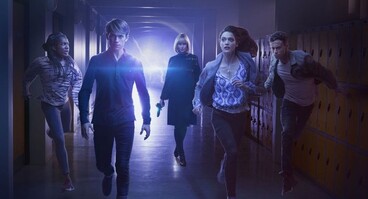 Class intentó fusionar el drama YA con el lore whoviano; a pesar de algunas ideas fuertes y del cameo de Capaldi, al final se perdió en el tiempo y el espacio.