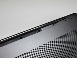 Tornillos ocultos bajo el pie de goma
