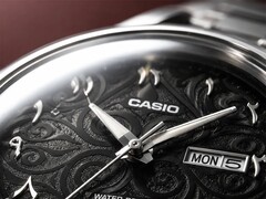 Primer plano de la esfera negra del Casio MTP-E735AR, con un intrincado patrón de arabescos, números arábigos orientales en relieve, agujas pulidas en tono plateado y un indicador de día y fecha a las 3 en punto.
