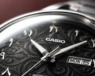 Primer plano de la esfera negra del Casio MTP-E735AR, con un intrincado patrón de arabescos, números arábigos orientales en relieve, agujas pulidas en tono plateado y un indicador de día y fecha a las 3 en punto.