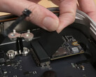 Parece que las restricciones de software impiden que el Mac Studio lea unidades de mayor capacidad. (Fuente de la imagen: iFixit)