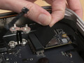 Parece que las restricciones de software impiden que el Mac Studio lea unidades de mayor capacidad. (Fuente de la imagen: iFixit)
