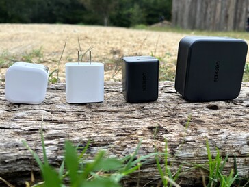 De izquierda a derecha: cargador genérico USB-C de 18 vatios, Apple cargador USB-C de 20 vatios, cargador UGREEN Nexode Mini de 45 vatios, cargador de pared UGREEN de 140 vatios. (Imagen: propia)