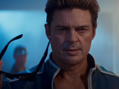 Karl Urban como Johnny Cage en el teaser tráiler oficial de Mortal Kombat 2 Uncaged Fury (fuente de la imagen: Warner Bros.)