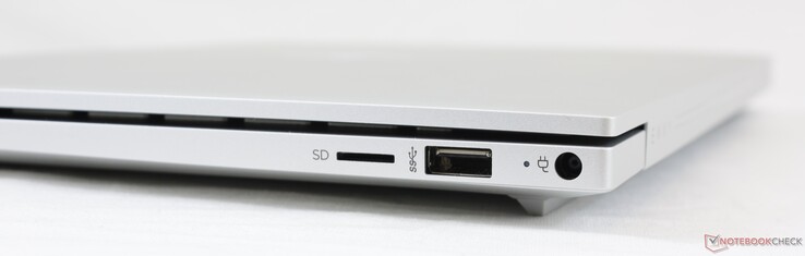 A la derecha: Lector de microSD, USB-A 3.1 (5 Gbps), adaptador de CA
