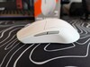 Perfil lateral izquierdo de la SteelSeries Rival 3 Wireless Gen 2 con dos botones adicionales.