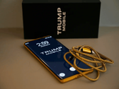 Una foto del Trump Phone T1 junto a la caja y el cable.