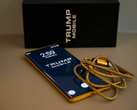 Una foto del Trump Phone T1 junto a la caja y el cable.