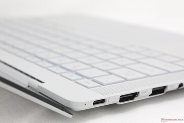 Tapa abierta al ángulo máximo (~160 grados)