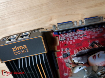 Los biseles de las ranuras de las tarjetas PCIe pueden estorbar