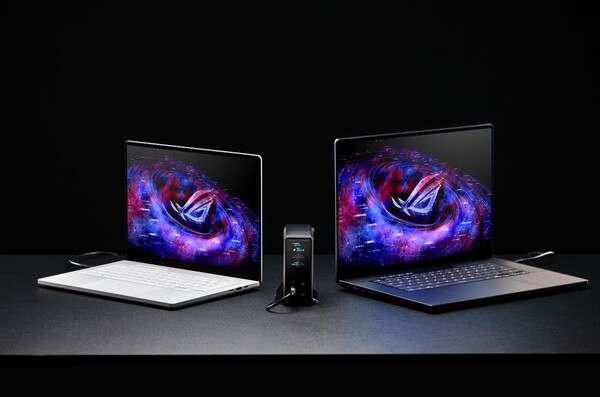 La base de carga ROG Flux alimenta dos portátiles en el modo «Dual Laptop»