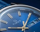 Primer plano de la esfera azul fumé del Timex Q 1976 Day and Date.