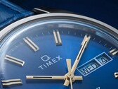Primer plano de la esfera azul fumé del Timex Q 1976 Day and Date.