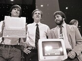 Steve Jobs, Steve Wozniak y Ronald Wayne. Wayne vendió célebremente su participación del 10% por 800 dólares tan sólo doce días después de crear la empresa en 1976.