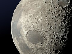 Una imagen que muestra la superficie de la Luna. (Fuente de la imagen: bellergy - Pixabay)