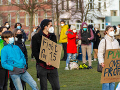Viernes por el Futuro: Manifestantes en la concentración de la Huelga Mundial por el Clima el 19 de marzo de 2021 en Düsseldorf. (Imagen: Wikimedia, Rogi Lensing).