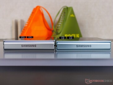 Galaxy Z Flip 7 FE (L) y Flip 7 (R) lado a lado ((fuente de la imagen: Notebookcheck)