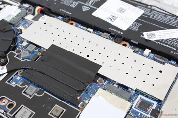 Las 2 ranuras SODIMM están protegidas por una cubierta de aluminio