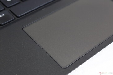 La retroiluminación RGB para el clickpad es opcional, como en el Alienware x17 más grande