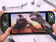 La pantalla de la Nintendo Switch 2 se hizo añicos tras 50 golpes con unas pinzas grandes. En la imagen: Captura de pantalla del vídeo. (Fuente de la imagen: JerryRigEverything)