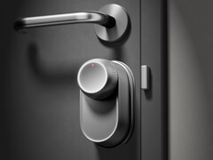 El SwitchBot Lock Ultra plateado (en la imagen) ya está disponible para pedidos anticipados. (Fuente de la imagen: SwitchBot)